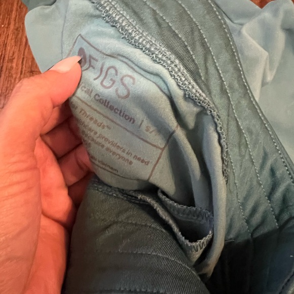 Bundle of two sets of scrubs. - Picture 5 of 6